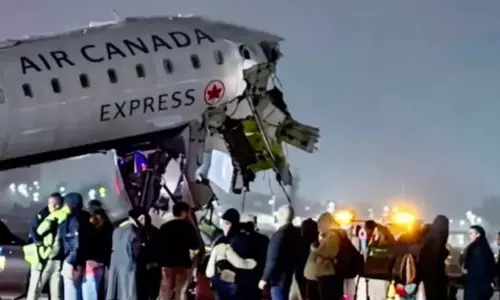 എയർ കാനഡ വിമാനം ഫയർ ട്രക്കുമായി കൂട്ടിയിടിച്ചു; നാല് പേർക്ക് ഗുരുതര പരുക്ക്