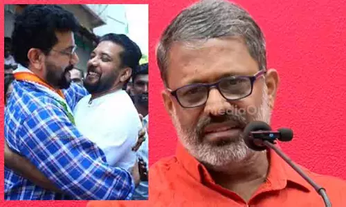 പിഷാരടി അരസംഘി, ഇതുവരെയുള്ള കെ.എസ്.യു നേതാക്കളൊന്നും ഷാഫിയെ പോലെ വോട്ട് പിടിച്ചിട്ടില്ല -ഇ.എൻ. സുരേഷ് ബാബു പിഷാരടി അരസംഘി, ഇതുവരെയുള്ള കെ.എസ്.യു നേതാക്കളൊന്നും ഷാഫിയെ പോലെ വോട്ട് പിടിച്ചിട്ടില്ല -ഇ.എൻ. സുരേഷ് ബാബു