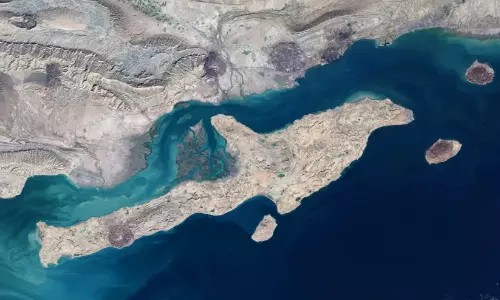 ഹുർമുസ് കടലിടുക്കിലെ കുരുക്കിന് ബദൽ തേടുമ്പോൾ...