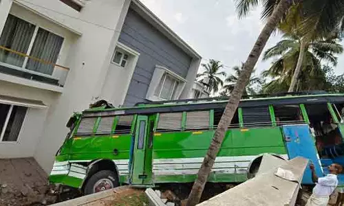 നിയന്ത്രണം വിട്ട സ്വകാര്യ ബസ് ചുറ്റുമതിൽ തകർത്ത് വീട്ടിലേക്ക് ഇടിച്ചു കയറി; ഒഴിവായത് വൻ ദുരന്തം