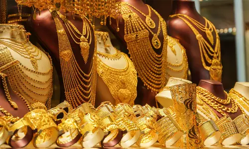 ഇടിഞ്ഞതിന് പിന്നാലെ കുതിച്ചുയർന്നു; സ്വർണവില വീണ്ടും ലക്ഷം കടന്നു ഇടിഞ്ഞതിന് പിന്നാലെ കുതിച്ചുയർന്നു; സ്വർണവില വീണ്ടും ലക്ഷം കടന്നു