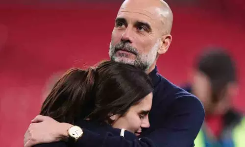 റെക്കോർഡ് തിളക്കത്തിലും കണ്ണുനിറഞ്ഞ് ഗ്വാർഡിയോള; വിജയവേദിയിൽ സാന്ത്വനമായി മകൾ മരിയ റെക്കോർഡ് തിളക്കത്തിലും കണ്ണുനിറഞ്ഞ് ഗ്വാർഡിയോള; വിജയവേദിയിൽ സാന്ത്വനമായി മകൾ മരിയ