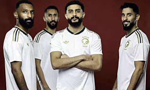 ദേശീയതയുടെ അടയാളമായി പുതിയ ജേഴ്സി; ആവേശത്തോടെ സൗദി ഫുട്ബാൾ ടീം 2026 ലോകകപ്പിന് ഒരുങ്ങുന്നു ദേശീയതയുടെ അടയാളമായി പുതിയ ജേഴ്സി; ആവേശത്തോടെ സൗദി ഫുട്ബാൾ ടീം 2026 ലോകകപ്പിന് ഒരുങ്ങുന്നു