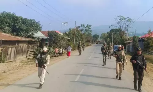 മണിപ്പൂരിൽ കുക്കി നേതാവിന്റെ വീട്ടിൽ ഇരച്ചുകയറി ജനക്കൂട്ടം വെടിയുതിർത്തു മണിപ്പൂരിൽ കുക്കി നേതാവിന്റെ വീട്ടിൽ ഇരച്ചുകയറി ജനക്കൂട്ടം വെടിയുതിർത്തു