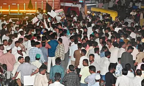 കോൺഗ്രസ് മുസ്‍ലിംകളെ വഞ്ചിച്ചു; കരിങ്കൊടിയേന്തി പ്രതിഷേധറാലി