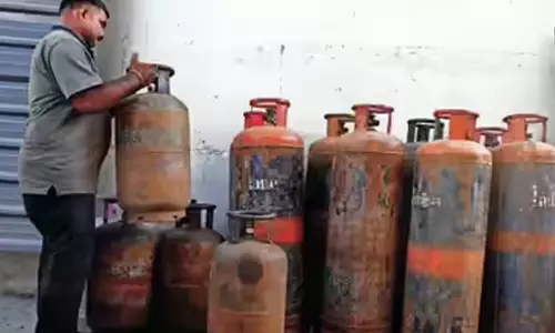 പോർട്ടലിൽ രജിസ്റ്റർ ചെയ്തിട്ടും സിലിണ്ടറുകളില്ല; നഗരത്തിലെ ഹോട്ടലുകളിൽ പ്രതിസന്ധി തുടരുന്നു പോർട്ടലിൽ രജിസ്റ്റർ ചെയ്തിട്ടും സിലിണ്ടറുകളില്ല; നഗരത്തിലെ ഹോട്ടലുകളിൽ പ്രതിസന്ധി തുടരുന്നു