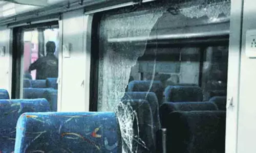 ട്രെയിനുകൾക്ക് നേരെ കല്ലെറിഞ്ഞാൽ പത്ത് വർഷം തടവ്; യാത്രക്കാരുടെ സുരക്ഷയിൽ വിട്ടുവീഴ്ചയില്ലെന്ന് ദക്ഷിണ റെയിൽവേ