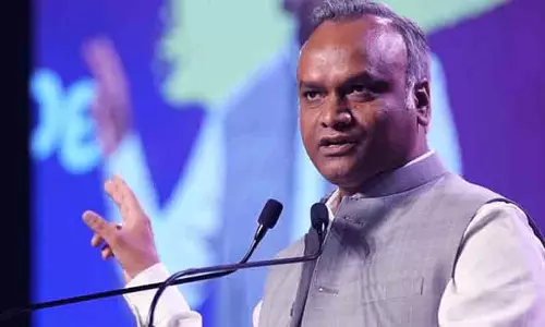 കർണാടകയിൽ വോട്ടിങ് യന്ത്രങ്ങൾക്ക് പകരം ബാലറ്റ് പേപ്പർ, ബിൽ നിയമസഭ പാസാക്കി; പകർപ്പ് കീറിയെറിഞ്ഞ് ബി.ജെ.പി പ്രതിഷേധം