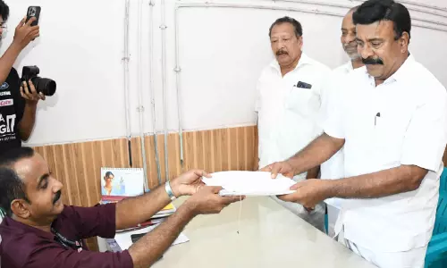 ജി​ല്ല​യി​ലെ വി​വി​ധ മ​ണ്ഡ​ല​ങ്ങ​ളി​ൽ നാ​മ​നി​ർ​ദേ​ശ പത്രിക സമർപ്പിച്ച് സ്ഥാനാർഥിപ്പട