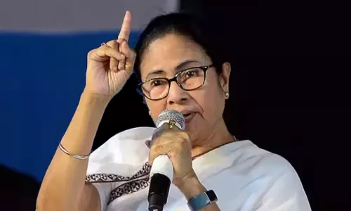 കേരളത്തിലെ സി.ഇ.ഒയുടെ രേഖയിൽ ബി.ജെ.പി മുദ്ര: കടുത്ത വിമർശനവുമായി മമത ബാനർജി; ‘കമീഷൻ നിഷ്പക്ഷമല്ലെന്നതിന്റെ തെളിവാണിത്’ കേരളത്തിലെ സി.ഇ.ഒയുടെ രേഖയിൽ ബി.ജെ.പി മുദ്ര: കടുത്ത വിമർശനവുമായി മമത ബാനർജി; ‘കമീഷൻ നിഷ്പക്ഷമല്ലെന്നതിന്റെ തെളിവാണിത്’