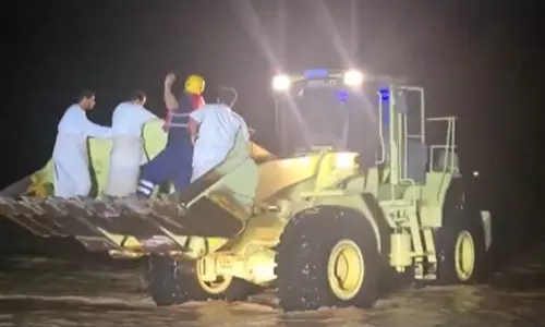 ഒമാനിലെ ബൗഷറിലും ദാങ്കിലും വാഹനങ്ങൾ വാദിയിൽ കുത്തൊഴുക്കിൽ കുടുങ്ങി; അഞ്ചു പേരെ രക്ഷപ്പെടുത്തി