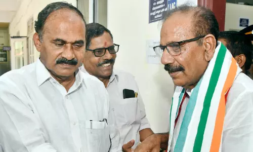 എലത്തൂരിൽ സൂക്ഷ്മ പരിശോധനക്കിടെ നാടകീയ രംഗങ്ങൾ; എ.കെ. ശശീന്ദ്രന്റെ അപരന്റെ രസീതുമായി അജ്ഞാതൻ ഓടിമറഞ്ഞു