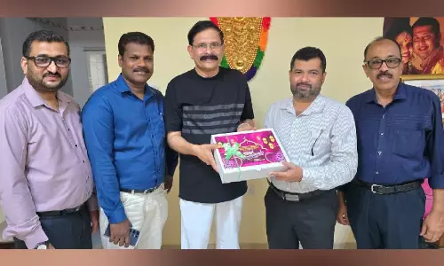 ഈദ്‌ ഹാമ്പറുകൾ സമ്മാനിച്ച്‌ ഐ.എം.ഐ സലാല