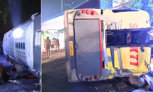 ഉറക്കത്തിനിടെ ദുരന്തം; നിയന്ത്രണം വിട്ട ഡബിൾ ഡക്കർ ബസ് മറിഞ്ഞു, രണ്ട് മരണം