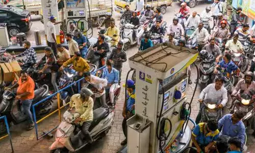 പെട്രോൾ അടിക്കാൻ കിലോമീറ്ററുകളോളം ക്യൂ; നോ സ്റ്റോക്ക് ബോർഡിൽ പരിഭ്രാന്തരാകരുതെന്ന് കേന്ദ്രം