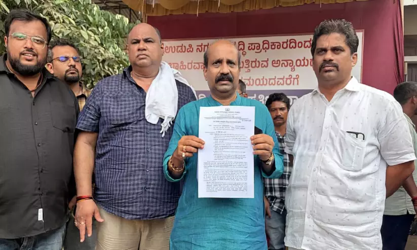 മുൻ എം.എൽ.എയുടെ സമരം ലക്ഷ്യം കണ്ടു; ലേഔട്ട് പ്ലാൻ അംഗീകരിച്ചു മുൻ എം.എൽ.എയുടെ സമരം ലക്ഷ്യം കണ്ടു; ലേഔട്ട് പ്ലാൻ അംഗീകരിച്ചു