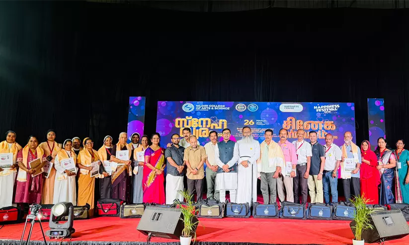 മുത്തശ്ശിമാർക്ക് കൂട്ടായി 1700 പേരക്കുട്ടികൾ; സ്നേഹക്കടലായി കാമ്പസ്; ഊഷ്മളതയുടെ കൂട്ടൊരുക്കി നീലഗിരിയുടെ സ്നേഹസ്വരം മുത്തശ്ശിമാർക്ക് കൂട്ടായി 1700 പേരക്കുട്ടികൾ; സ്നേഹക്കടലായി കാമ്പസ്; ഊഷ്മളതയുടെ കൂട്ടൊരുക്കി നീലഗിരിയുടെ സ്നേഹസ്വരം