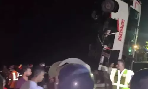 ബംഗ്ലാദേശിൽ പത്മാ നദിയിലേക്ക് ബസ് മറിഞ്ഞ് 16 മരണം: നിരവധി പേരെ കാണാതായി