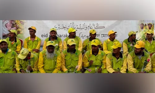 പെ​രു​ന്നാ​ൾ ദി​ന​ത്തി​ൽ മ​ക്ക​യു​ടെ ആ​ദ​ര​വ്; അ​യ്യാ​യി​ര​ത്തോ​ളം ശു​ചീ​ക​ര​ണ തൊ​ഴി​ലാ​ളി​ക​ൾ​ക്ക് സ്നേ​ഹാ​ദ​രം