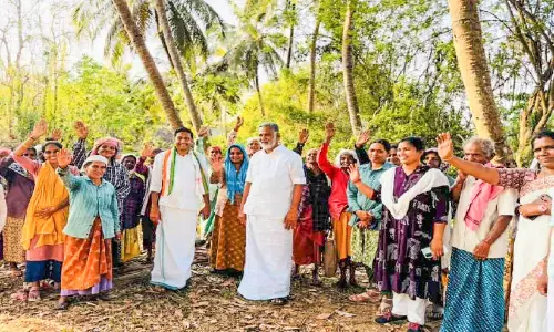 ഉ​ത്സ​വ​ത്തി​ര​ക്കി​ൽ സ്ഥാ​നാ​ർ​ഥി​ക​ളു​ടെ എ​ഴു​ന്ന​ള്ള​ത്ത്