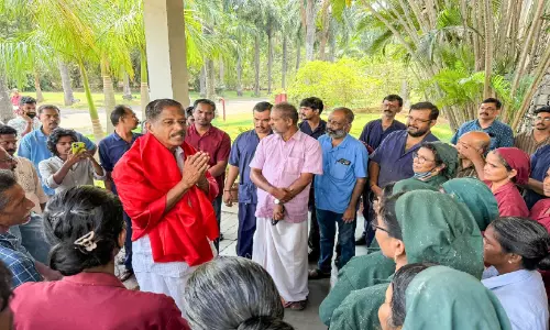 അ​ണ​പൊ​ട്ടി​യൊ​ഴു​കു​ന്ന പ്ര​ചാ​ര​ണ​ത്തി​ര