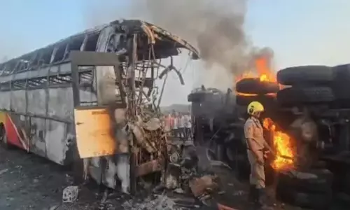 ആന്ധ്രയിൽ ബസും ലോറിയും കൂട്ടിയിടിച്ച് തീപിടിച്ചു; 14 മരണം, നിരവധി പേർക്ക് പരിക്ക്
