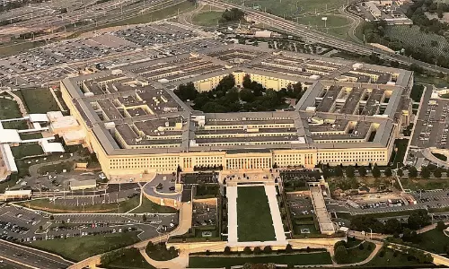 ഇറാന്റെ തിരിച്ചടിയിൽ പിടിച്ചുനിൽക്കാനാവാതെ അമേരിക്കൻ സൈന്യം: ഹോട്ടലുകളിൽ അഭയം തേടി സൈനികർ ഇറാന്റെ തിരിച്ചടിയിൽ പിടിച്ചുനിൽക്കാനാവാതെ അമേരിക്കൻ സൈന്യം: ഹോട്ടലുകളിൽ അഭയം തേടി സൈനികർ