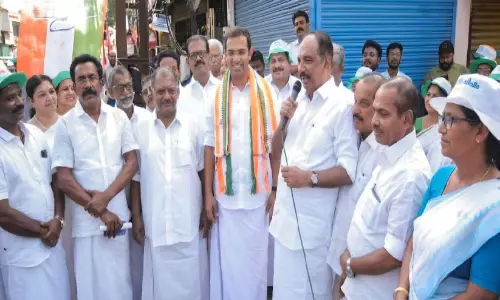 അ​ങ്ക​മാ​ലി​യി​ൽ സ്ഥാ​നാ​ർ​ഥി​ക​ൾ പ​ര്യ​ട​ന​ത്തി​ൽ