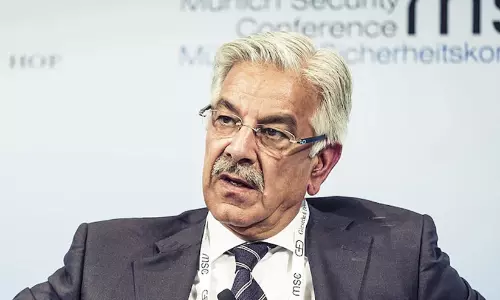 പശ്ചിമേഷ്യ സംഘർഷം: അമേരിക്കൻ യുദ്ധതന്ത്രത്തെ പരിഹസിച്ച് പാകിസ്താൻ പ്രതിരോധ മന്ത്രി ഖ്വാജ ആസിഫ് പശ്ചിമേഷ്യ സംഘർഷം: അമേരിക്കൻ യുദ്ധതന്ത്രത്തെ പരിഹസിച്ച് പാകിസ്താൻ പ്രതിരോധ മന്ത്രി ഖ്വാജ ആസിഫ്