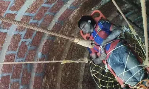 ഫു​ട്ബാ​ൾ ക​ളി​ക്കു​ന്ന​തി​നി​ടെ 15കാ​ര​ന് കി​ണ​റ്റി​ൽ വീ​ണ് ഗു​രു​ത​ര പ​രി​ക്ക്; പാ​നൂ​ർ ഫ​യ​ർ​ഫോ​ഴ്സ് ര​ക്ഷ​ക​രാ​യി