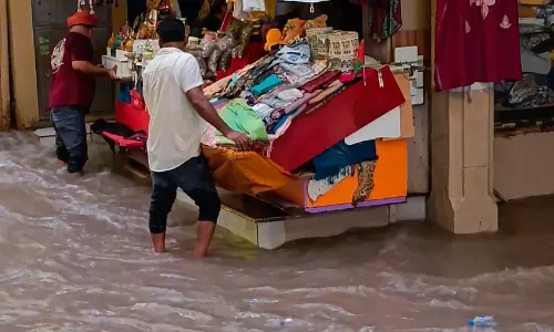 മത്രയിൽ കടകൾ തുറന്നു; വീണ്ടും വെള്ളം കയറി
