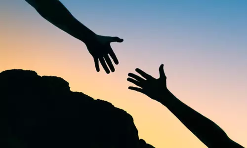 ജീവനുമുന്നിൽ അതിരുകൾ മാഞ്ഞു... :ഒമാനിൽ മരണക്കയത്തിൽനിന്ന് രണ്ട് ഇന്ത്യക്കാരെ കൈപിടിച്ചുയർത്തി പാകിസ്താനി യുവാവ്; കൈയടിച്ച് സോഷ്യൽ മീഡിയ