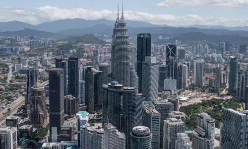 മലേഷ്യ വിടേണ്ടി വരുമോ? പ്രവാസികൾക്ക് വിസ ലഭിക്കാൻ ഇനി കൂടുതൽ ശമ്പളം വേണം; വിദേശ തൊഴിലാളികൾക്ക് നിയന്ത്രണം