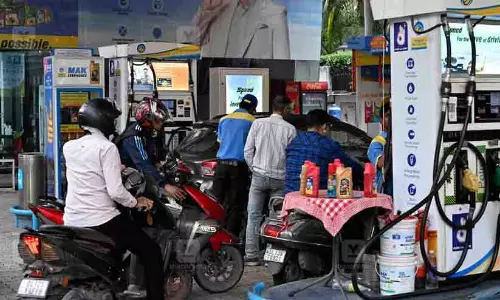 വ്യാജ വാർത്തകളിൽ പരിഭ്രാന്തരാവരുത്; രാജ്യത്ത് ആവശ്യത്തിന് ഇന്ധന ശേഖരമുണ്ട് -കേന്ദ്ര സർക്കാർ