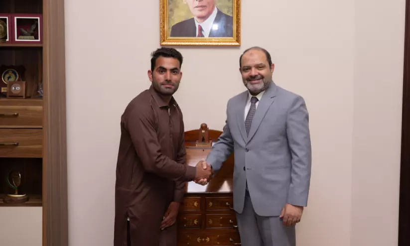 മരണക്കയത്തിൽനിന്ന് രണ്ട് ഇന്ത്യക്കാരെ രക്ഷിച്ച പാക് യുവാവിന് പാക് എംബസിയിൽ ആദരം മരണക്കയത്തിൽനിന്ന് രണ്ട് ഇന്ത്യക്കാരെ രക്ഷിച്ച പാക് യുവാവിന് പാക് എംബസിയിൽ ആദരം