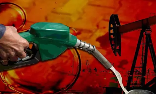 പെ​ട്രോ​ൾ, ഡീ​സ​ൽ ക്ഷാ​മം സം​ബ​ന്ധി​ച്ച അ​ഭ്യൂ​ഹ​ങ്ങ​ളി​ല്‍ പ​രി​ഭാ​ന്ത്ര​രാ​വ​രു​ത് -ക​ർ​ണാ​ട​ക സ​ർ​ക്കാ​ർ