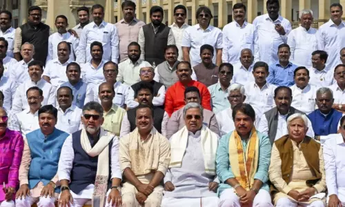 എം.​എ​ൽ.​എ​മാ​രു​ടെ ഗ്രൂ​പ് ഫോ​ട്ടോ​യെ​ചൊ​ല്ലി അ​ഭ്യൂ​ഹം