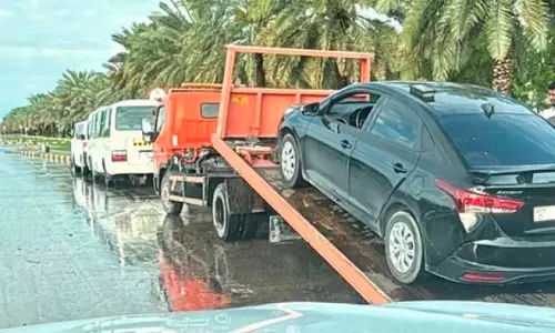 വെള്ളത്തിൽ കുടുങ്ങിയ വാഹനങ്ങൾ നീക്കാൻ   ഷാർജയിൽ 20 റിക്കവറി വാഹനങ്ങൾ