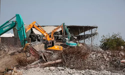 മുഹറഖ് പേളിങ് പാത്തിലെ പാർക്കിങ് കെട്ടിടങ്ങൾ പൊളിച്ചുനീക്കുന്നു