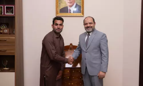 മരണക്കയത്തിൽനിന്ന് രണ്ട് ഇന്ത്യക്കാരെ രക്ഷിച്ച പാക് യുവാവിന് പാക് എംബസിയിൽ ആദരം