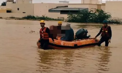 സുഹാറിൽ വെള്ളപ്പൊക്കത്തിൽ കുടുങ്ങിയ  13 അംഗ കുടുംബത്തെ രക്ഷപ്പെടുത്തി