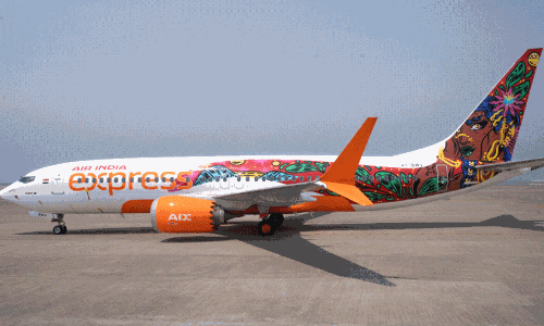 ഫ്ലയിങ്ങ് ക്യാൻവാസുമായി എയർ ഇന്ത്യ എക്സ്പ്രസ്; വർണം നിറഞ്ഞ വിമാനം രാജ്യത്ത് ആദ്യം