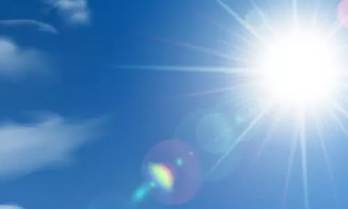 പൊ​ള്ളും ചൂ​ട്​;  വെ​ള്ളം കു​ടി​ച്ച്​ സ്ഥാ​നാ​ർ​ഥി​ക​ൾ