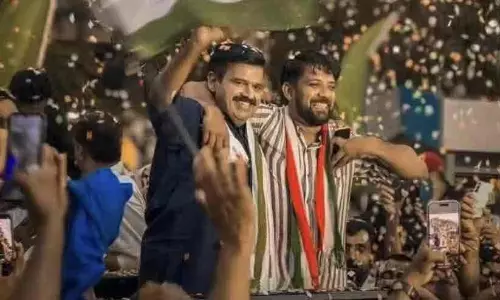 ‘പ്ലീസ്, എനിക്ക് എത്താനാവില്ല, എംഎൽഎയെ നിങ്ങൾ കുറ്റം പറയരുത്’; സന്ദീപ് വാര്യരുടെ റോഡ് ഷോയിൽ ‘കുടുങ്ങി’ ഷാഫി പറമ്പിൽ ‘പ്ലീസ്, എനിക്ക് എത്താനാവില്ല, എംഎൽഎയെ നിങ്ങൾ കുറ്റം പറയരുത്’; സന്ദീപ് വാര്യരുടെ റോഡ് ഷോയിൽ ‘കുടുങ്ങി’ ഷാഫി പറമ്പിൽ