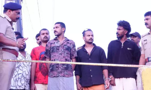 അലുവ അതുൽ വധക്കേസ്: പ്രതികളുമായി തെളിവെടുപ്പ് നടത്തി അലുവ അതുൽ വധക്കേസ്: പ്രതികളുമായി തെളിവെടുപ്പ് നടത്തി