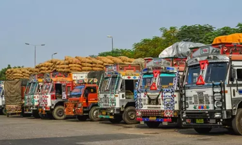 രാജ്യത്തെ ചരക്ക് ലോറികളിൽ പകുതിയും 12 വർഷം കഴിഞ്ഞവ: അഞ്ചു വർഷത്തിനുള്ളിൽ ഇവ നിരത്തുകളിൽനിന്ന് നീക്കേണ്ടിവരും രാജ്യത്തെ ചരക്ക് ലോറികളിൽ പകുതിയും 12 വർഷം കഴിഞ്ഞവ: അഞ്ചു വർഷത്തിനുള്ളിൽ ഇവ നിരത്തുകളിൽനിന്ന് നീക്കേണ്ടിവരും