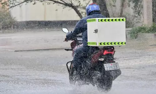 കനത്ത മഴയും ആശങ്കയും വകവെക്കാതെ ബഹ്‌റൈനിലെ ഡെലിവറി പോരാളികൾ