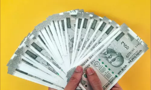 ഇന്ത്യൻ രൂപക്ക് റെക്കോഡ് തകർച്ച; കോളടിച്ച് പ്രവാസികൾ ഇന്ത്യൻ രൂപക്ക് റെക്കോഡ് തകർച്ച; കോളടിച്ച് പ്രവാസികൾ