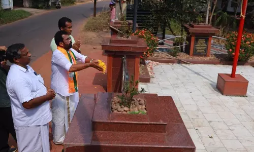 എ.കെ.ജി സ്മാരകത്തില് പുഷ്പാര്ച്ചന നടത്തി ബി.ജെ.പി സ്ഥാനാർഥി കെ. രഞ്ജിത്ത് എ.കെ.ജി സ്മാരകത്തില് പുഷ്പാര്ച്ചന നടത്തി ബി.ജെ.പി സ്ഥാനാർഥി കെ. രഞ്ജിത്ത്