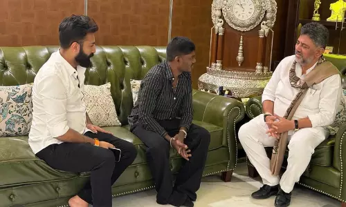 കർണാടക ഉപമുഖ്യമന്ത്രി ഡി.കെ. ശിവകുമാറിനെ കണ്ട് റാപ്പർ വേടൻ; ചിത്രങ്ങൾ വൈറൽ കർണാടക ഉപമുഖ്യമന്ത്രി ഡി.കെ. ശിവകുമാറിനെ കണ്ട് റാപ്പർ വേടൻ; ചിത്രങ്ങൾ വൈറൽ